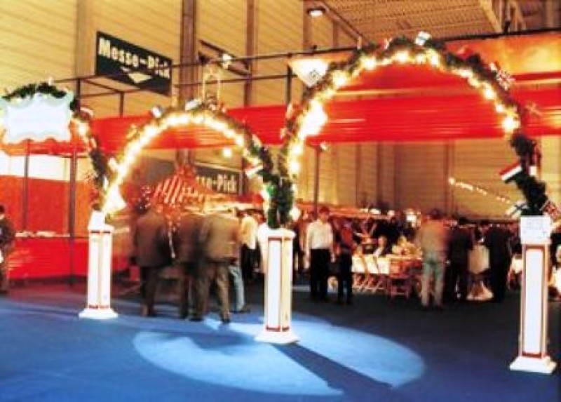Eingangsbogen nostalgisch / Nostalgie / Durchgang / Torbogen / Jahrmarkt / Weihnachtsmarkt 