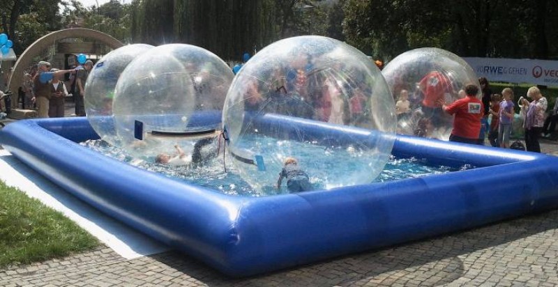 Zorbingbälle und mobiler Pool