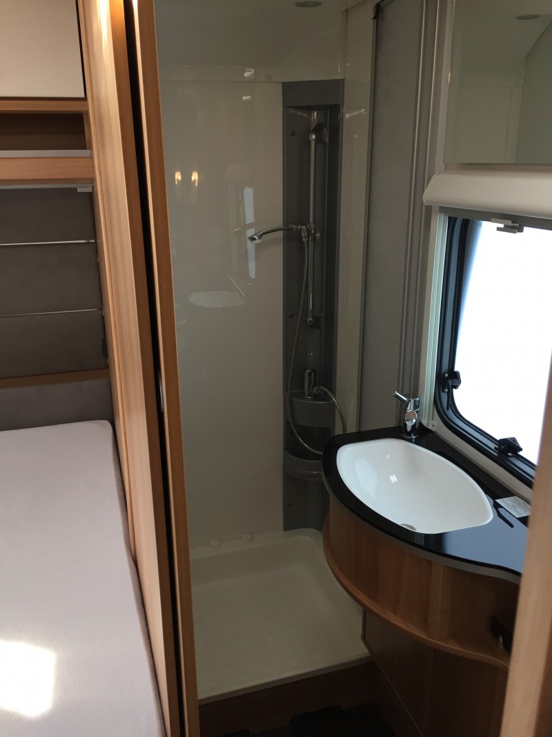 Dethleffs Camper 560 FMK mit Vollausstattung, autom. SAT-Anlage, Mover, Fußbodenheizung und Klimaanl – Thumbnail 8