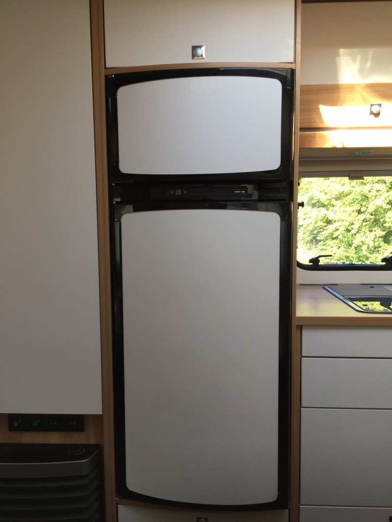 Dethleffs Camper 560 FMK mit Vollausstattung, autom. SAT-Anlage, Mover, Fußbodenheizung und Klimaanl – Thumbnail 10