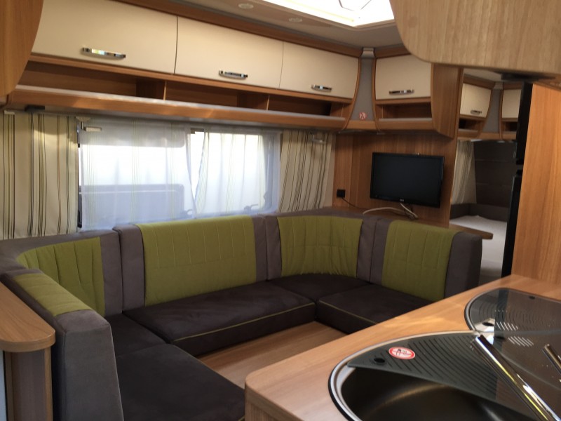 Dethleffs Camper 560 FMK mit Vollausstattung, autom. SAT-Anlage, Mover, Fußbodenheizung und Klimaanl – Thumbnail 11