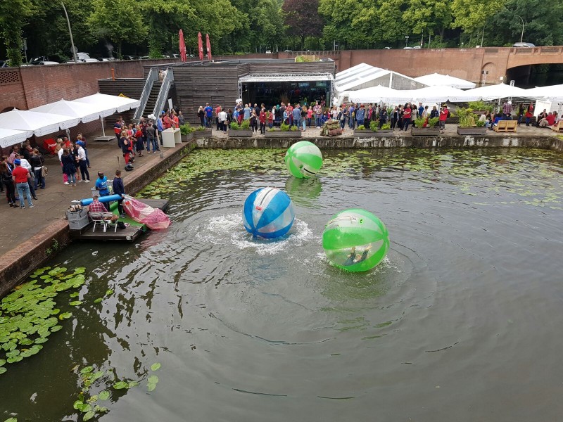 Aqua Balls / Aqua Zorbing / Wasserball Arena / Water-Walking Balls inkl. 1 Eventbetreuer + Pool 6 x  – Thumbnail 7