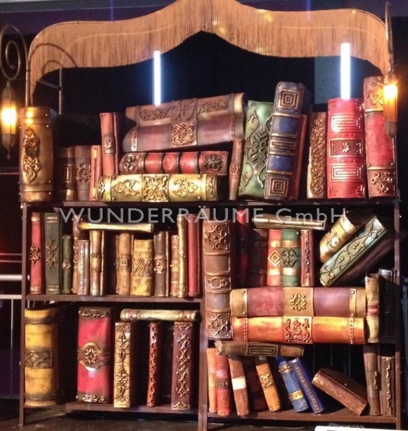 Bücherregal mit XXL Büchern