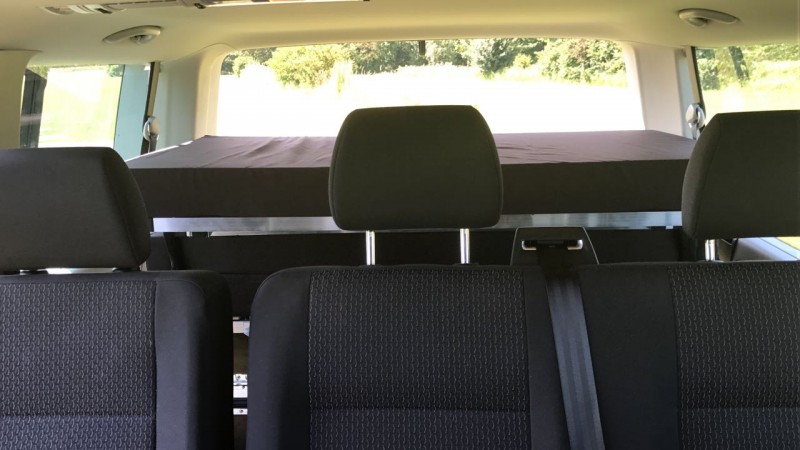 VW T6 Caravelle mit Campingausrüstung für zwei Personen – 5