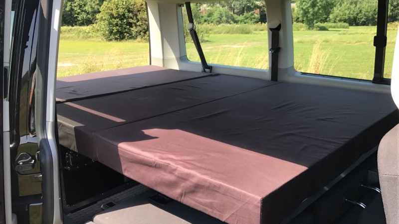 VW T6 Caravelle mit Campingausrüstung für zwei Personen – 4