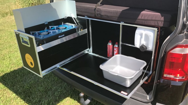 VW T6 Caravelle mit Campingausrüstung für zwei Personen – 3