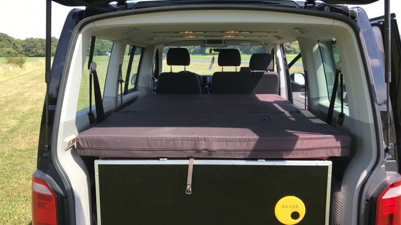VW T6 Caravelle mit Campingausrüstung für zwei Personen – 2