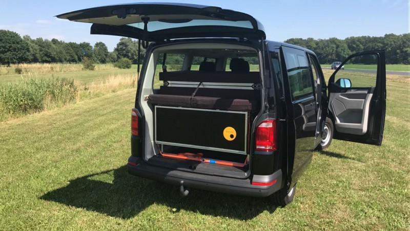 VW T6 Caravelle mit Campingausrüstung für zwei Personen