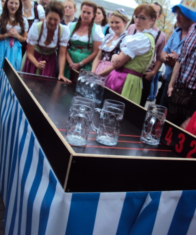 Masskrugschieben / Maßkrug schieben / Masskrug / Oktoberfest / Rutschbahn / 