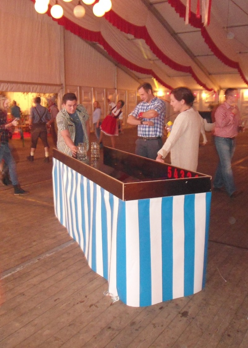 Masskrugschieben / Maßkrug schieben / Masskrug / Oktoberfest / Rutschbahn /  – 2