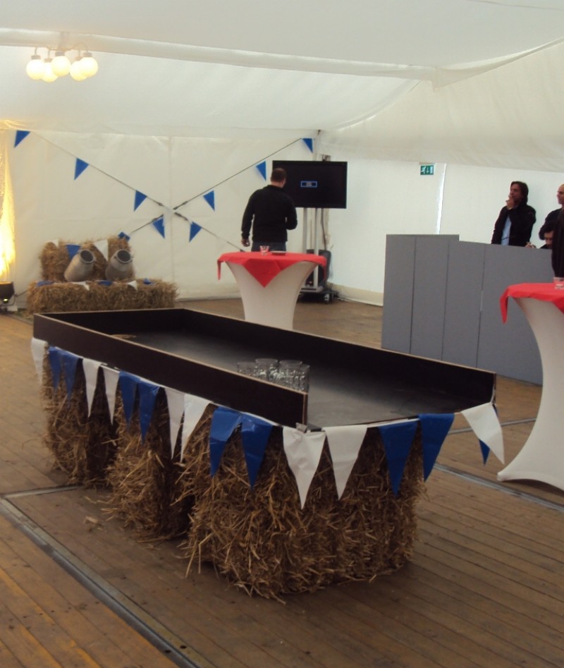Masskrugschieben / Maßkrug schieben / Masskrug / Oktoberfest / Rutschbahn /  – 3