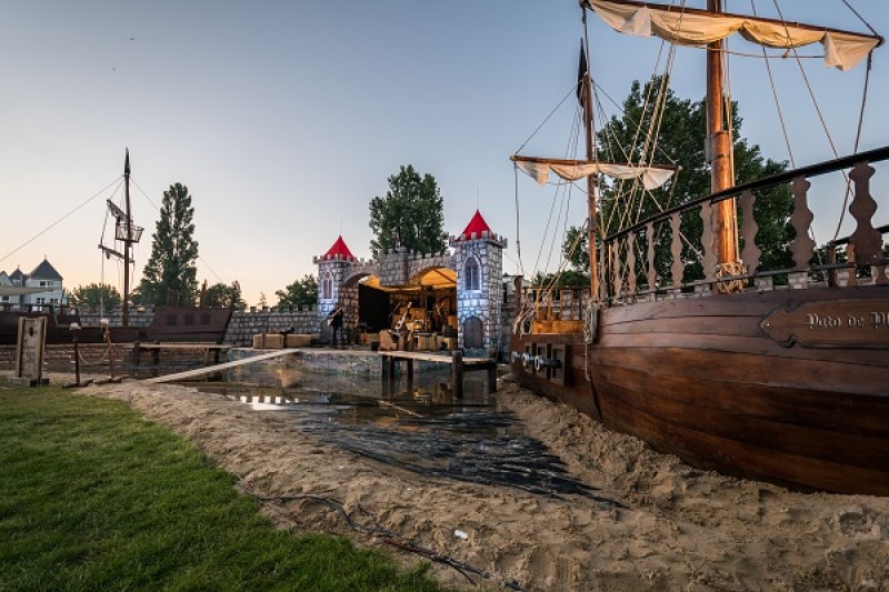 Hafenanlage, Hafen, Hafenkulisse, Bühnenkulisse, Piratendekoration, Hafenbühne, Bühne – 5