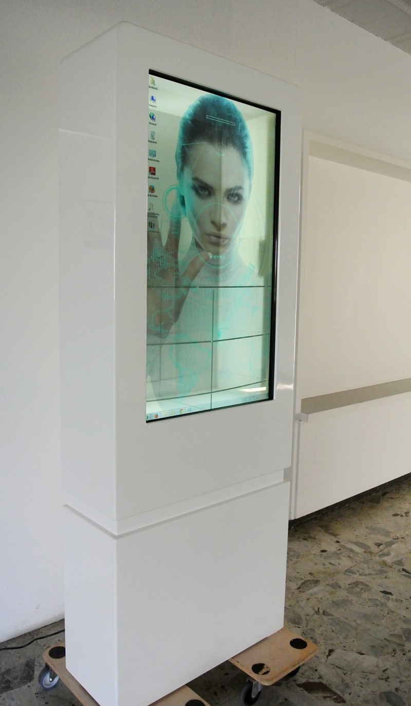 Interaktive Vitrine mit transparenten Touchscreen Fenster – 3