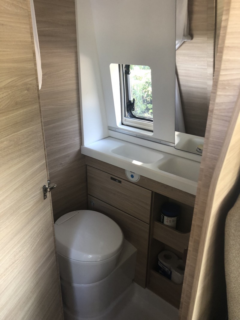 ab 125,00 € Wohnmobil mieten, Camper, Kastenwagen Knaus oder Weinsberg, Schlafplätze für 4 Personen – Thumbnail 9