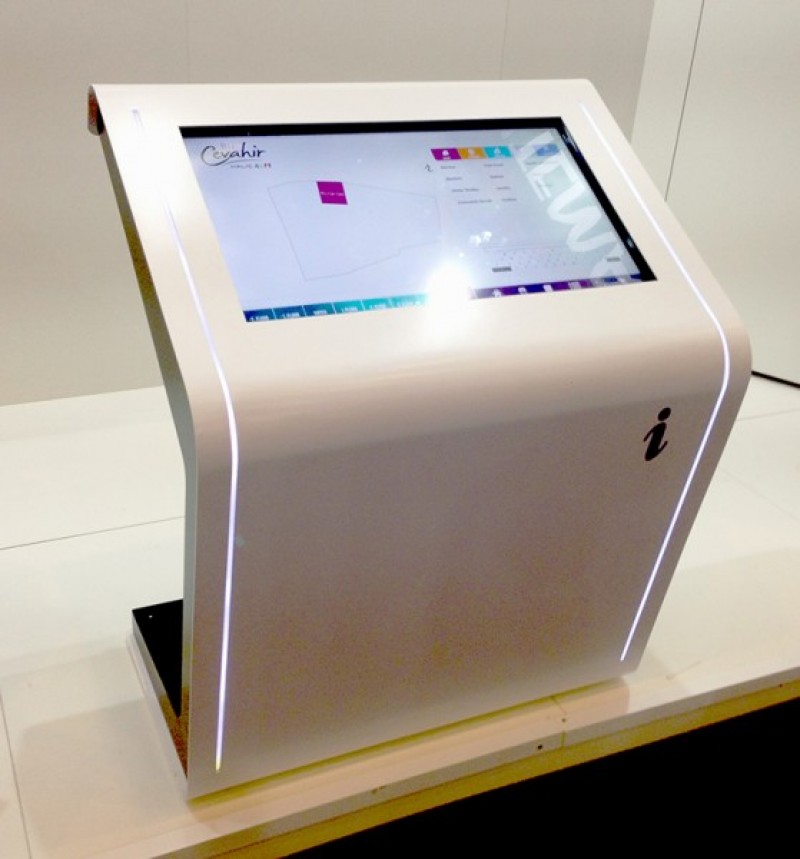 Terminal mit 50 Zoll UHD Touchscreen