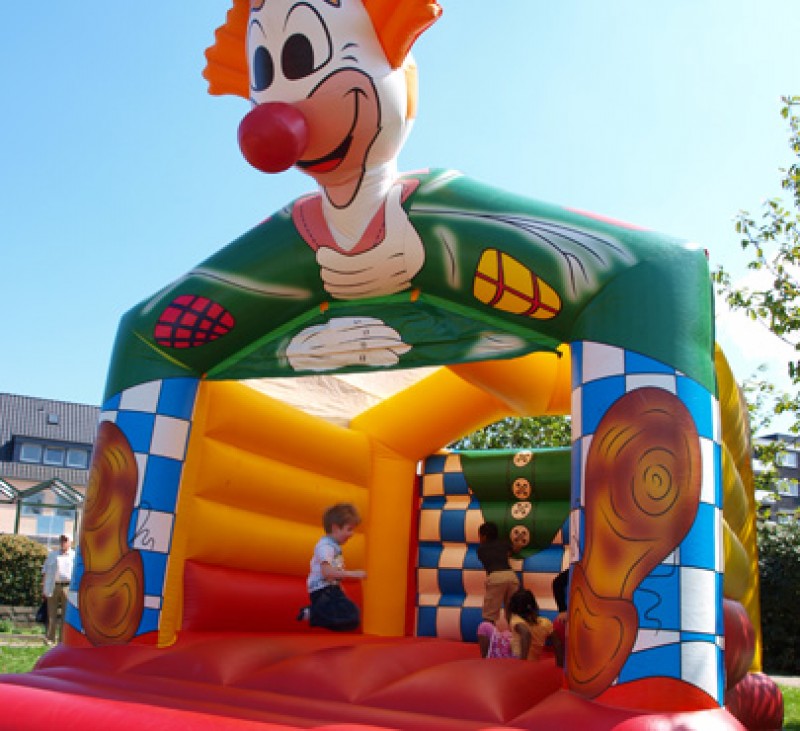 Hüpfburg Clown – 4 x 5 m mit Dach  (inkl. Anlieferung u. Aufbau + Abbau u. Abholung im Umkreis) – 3