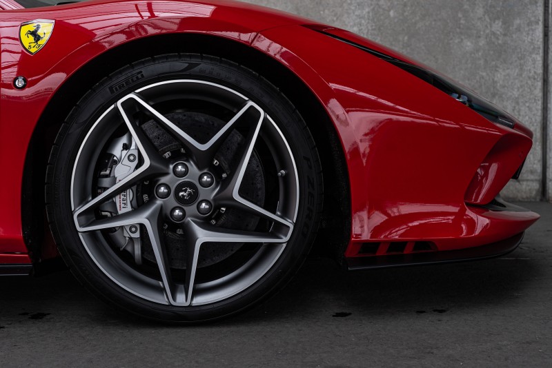 Ferrari F8 Tributo - Auch als Gutschein - von Ihrem Sportwagen Experten ECC-RENT.com mieten  – Thumbnail 6