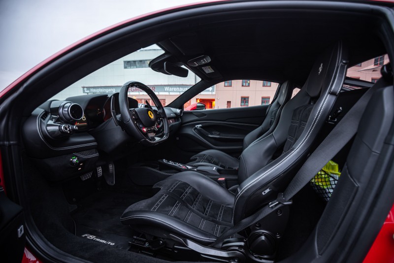 Ferrari F8 Tributo - Auch als Gutschein - von Ihrem Sportwagen Experten ECC-RENT.com mieten  – Thumbnail 8