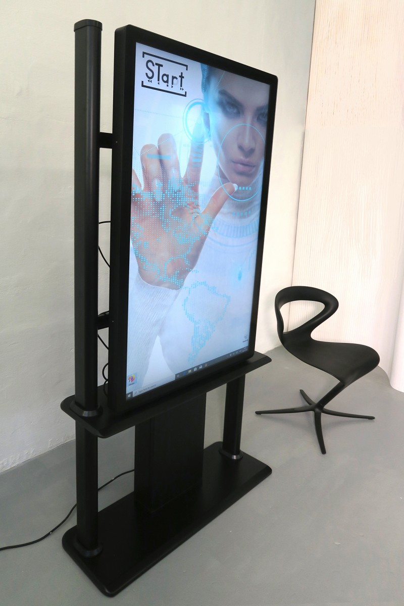 Stele mit Touchscreen – 2