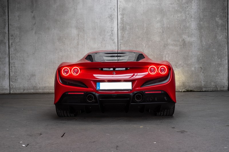 Ferrari F8 Tributo - Auch als Gutschein - von Ihrem Sportwagen Experten ECC-RENT.com mieten  – 5