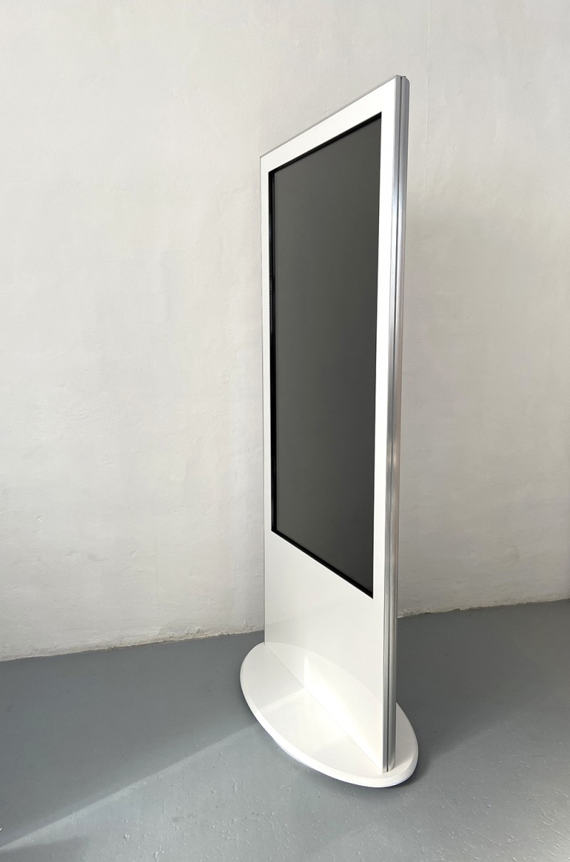 Imposante Stele mit 60 Zoll Touchscreen – 2
