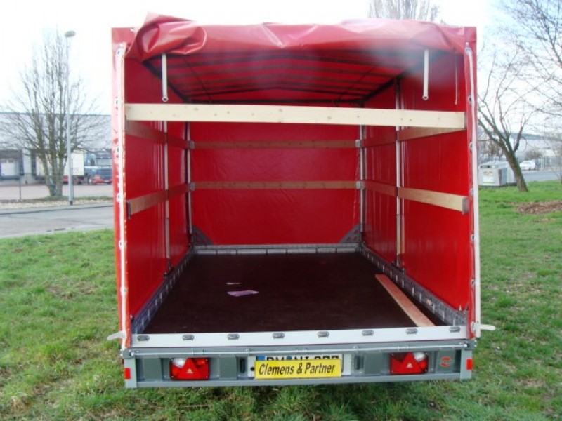 Planenanhänger Hochlader 2700 kg gebremst doppelachser / – 100 km/h 4030 x 2030 x 1800 = 14,72 m³ – 2