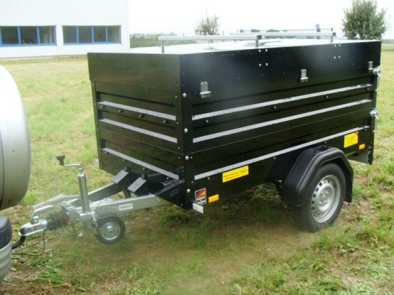 Deckelanhänger / Urlaubsanhänger 850 kg gebremst abschließbar mit 4 Fahrradträgern – 100 km/h – 4