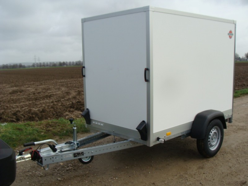 Kofferanhänger abschließbar 1300 kg gebremst – 100 km/h 2140 x 1315 x 1540 = 4,33 m³ Ladevolumen