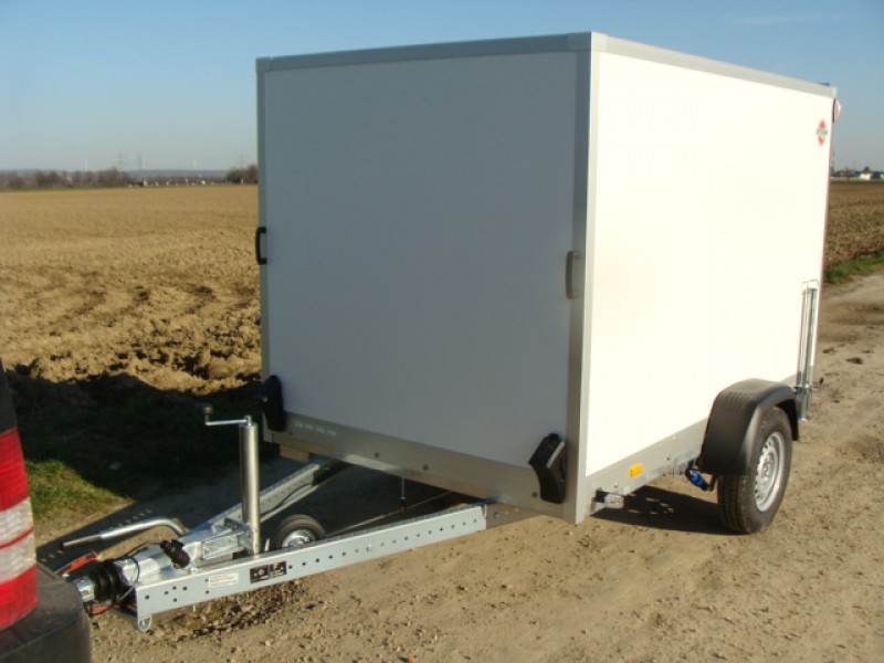 Kofferanhänger extra breit abschließbar 1300 kg gebremst Auffahrrampe 100 km/h 2550 x 1570 x 1540 – 2