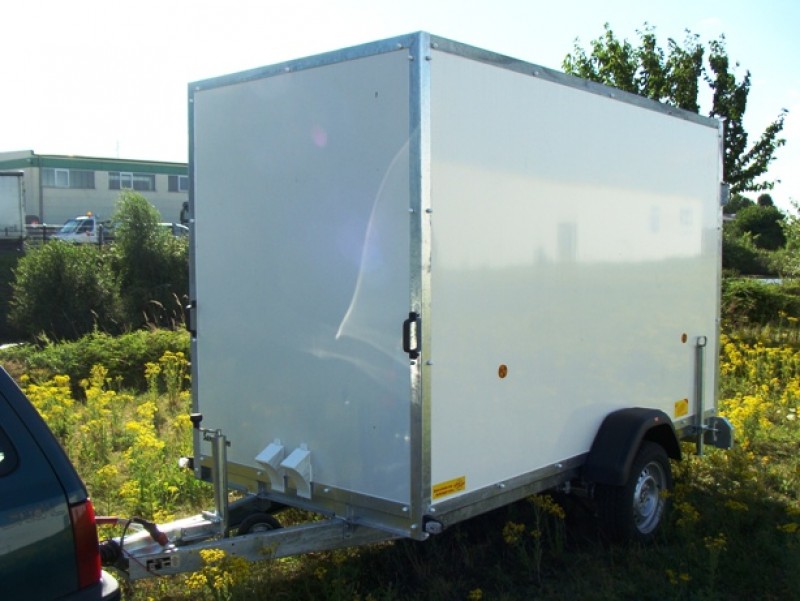 Kofferanhänger mit Rampe abschließbar 1300 kg gebremst – 100 km/h 3010 x 1510 x 1800 = 8,69 m³ – 2