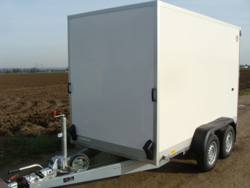 Kofferanhänger abschließbar doppelachser 2700 kg gebremst – 100 km/h 3050 x 1570 x 1870 = 8,95 m³