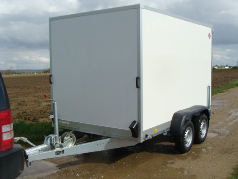 Kofferanhänger abschließbar doppelachser 2700 kg gebremst Auffahrrampe 100 km/h 3050 x 1870 x 1840 – 3