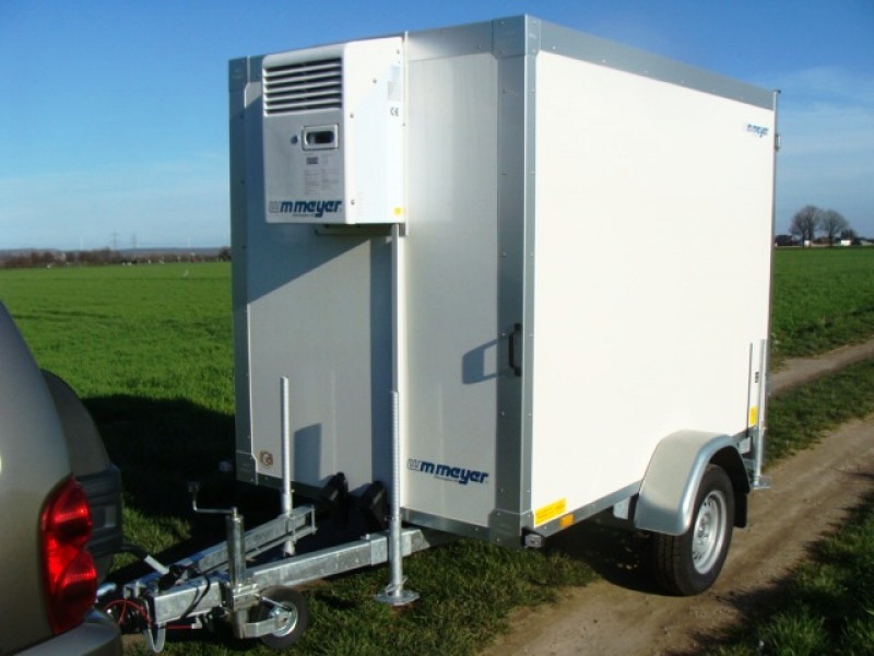 Kühlanhänger 1300 kg einachser 2453 x 1446 x 1300 mm Gesamthöhe 1850 mm – passt in jede Garage