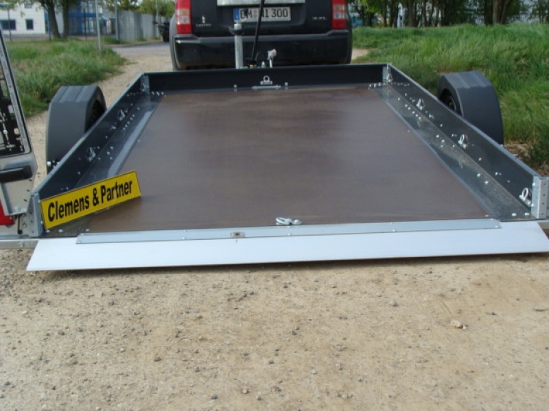 Absenkbarer Autotransporter 1800 kg gebremst Jacky 100 km/h 3150 x 1800 x 150 mm Nutzlast ca. 1335kg – 2