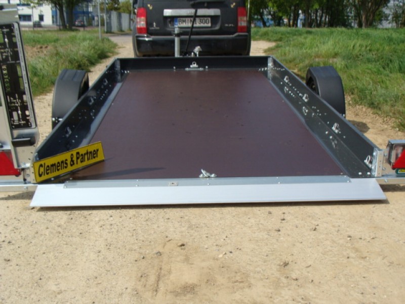 Absenkbarer Autotransporter Kredo 1800 kg gebremst / 100 km/h 3750 x 1800 x 150 mm Nutzlast 1310 kg – 2