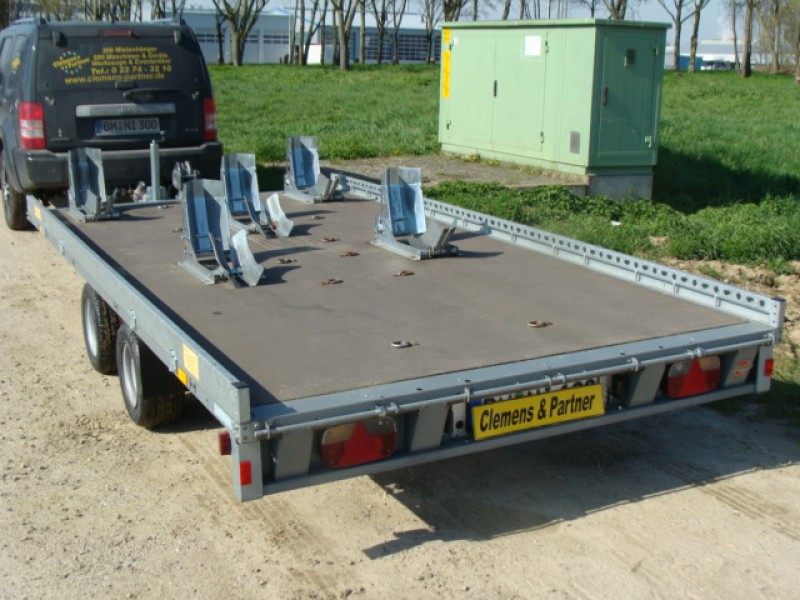 4 – 5er Motorradanhänger 2700 kg gebremst bis 5 Motorräder 100 km/h 4010x2030 mm mit 2 Seiten Reling