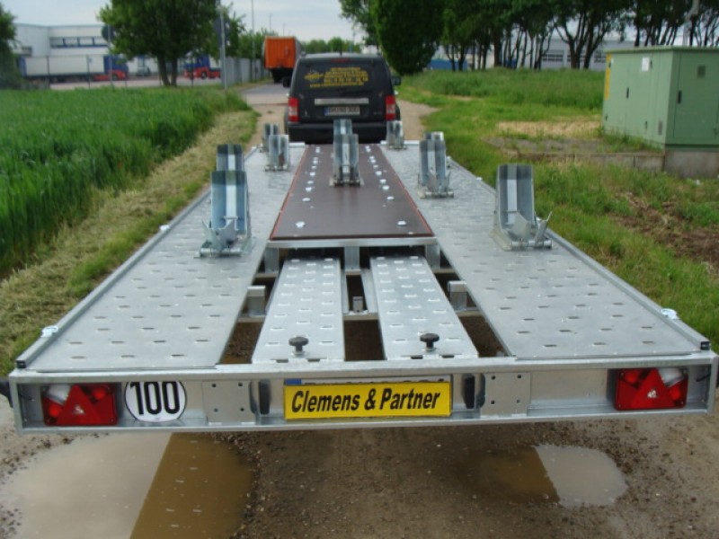Bis zu 10 Motorräder 3500 kg gebremst 8 m Länge 100 km/h 8000 x 2160 mm Nutzlast ca. 2400 kg – 3