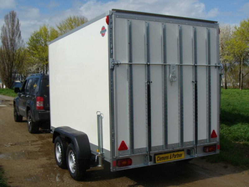 Geschlossener 2er Motorradanhänger 2700 kg abschließbar, gebremst, Auffahrrampe inkl. Wippen 100 kmh – 2