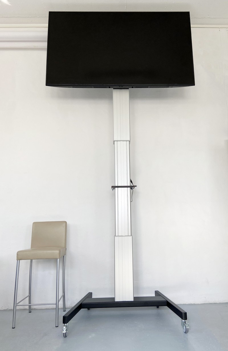 80 Zoll Monitor mit elektrisch höhenverstellbarer Standsäule