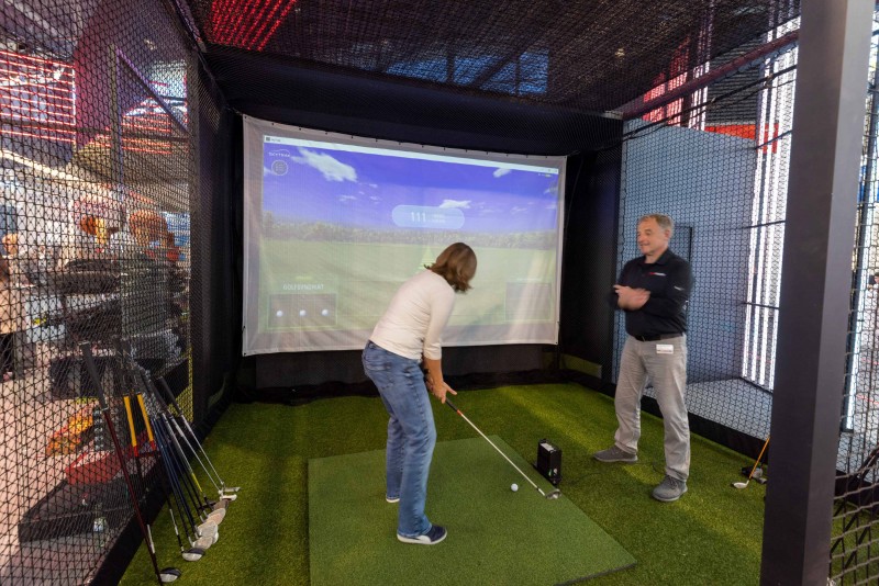 Golf Simulator mit High Speed Kamera - Golfsimulator für Golfevent - Golfautomat  - Indoorgolf -  Golfturnier - Golfen bei Events   