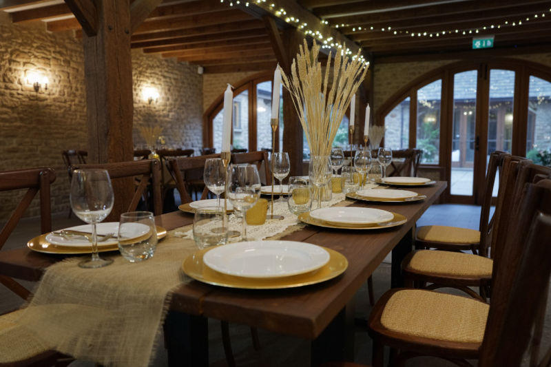 Exklusiver Crossback Stuhl mieten – Rustikaler Holzstuhl für Vintage-Hochzeiten & Events – 4