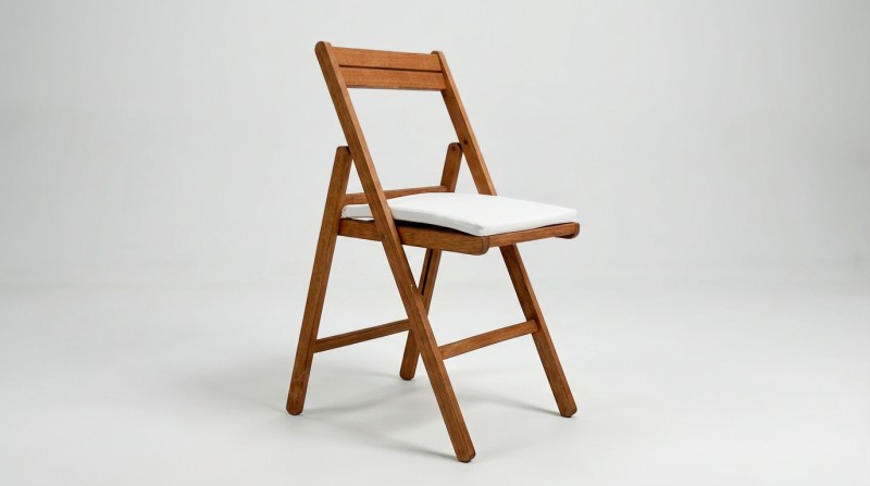 Eleganter Holz-Klappstuhl in weiß oder braun mieten – Praktischer Hochzeitsstuhl für Ihre Feier – 3