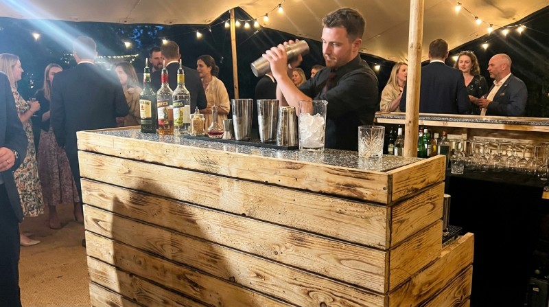 Mobile Edelstahl-Cocktailbar mieten – Exklusive Event-Bar (150 cm) mit edler Optik – 5