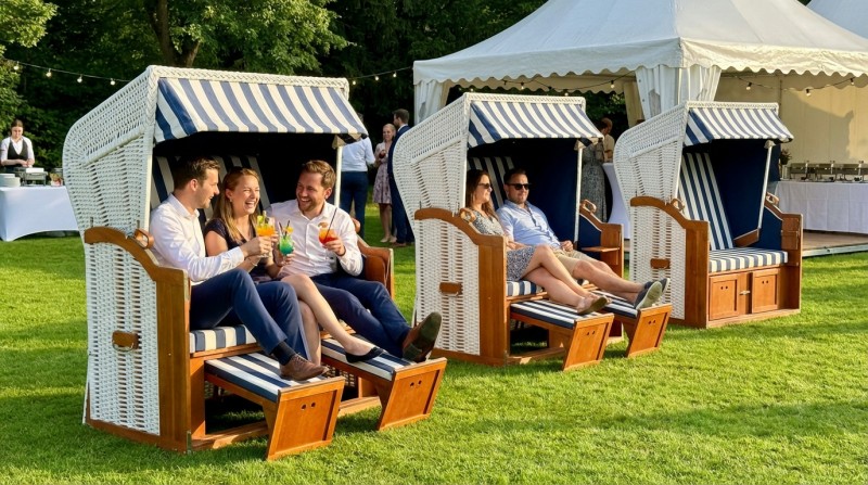 Ostsee-Strandkorb mieten – Exklusiver Zweisitzer mit Fußstützen für Events – 3