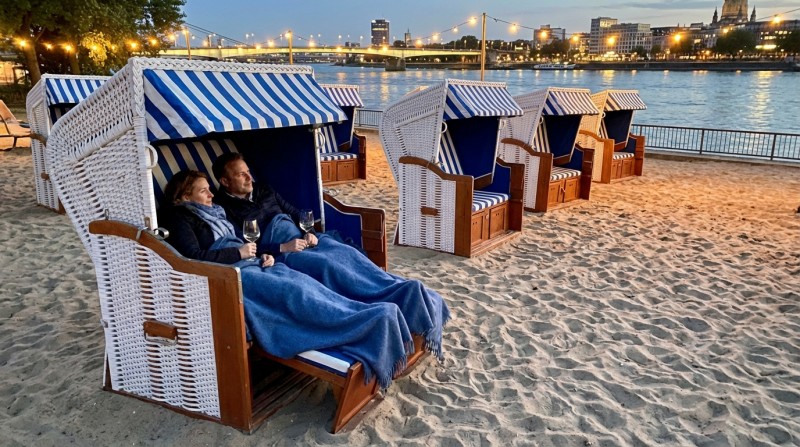 Ostsee-Strandkorb mieten – Exklusiver Zweisitzer mit Fußstützen für Events – 4