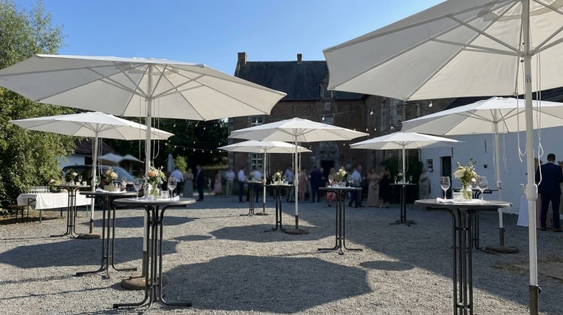 Marktschirm mieten (400×400 cm) – Großer Sonnenschirm in Weiß inkl. 40kg Ständer – Thumbnail 6