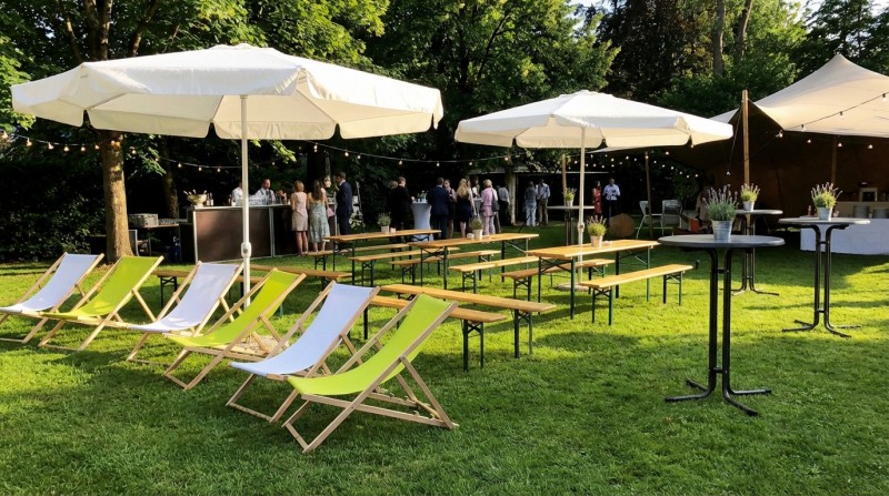 Marktschirm mieten (400×400 cm) – Großer Sonnenschirm in Weiß inkl. 40kg Ständer – 5