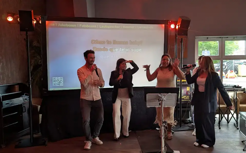Karaoke-Set Pro | Komplettanlage mit Monitor & Funk-Mics – 2