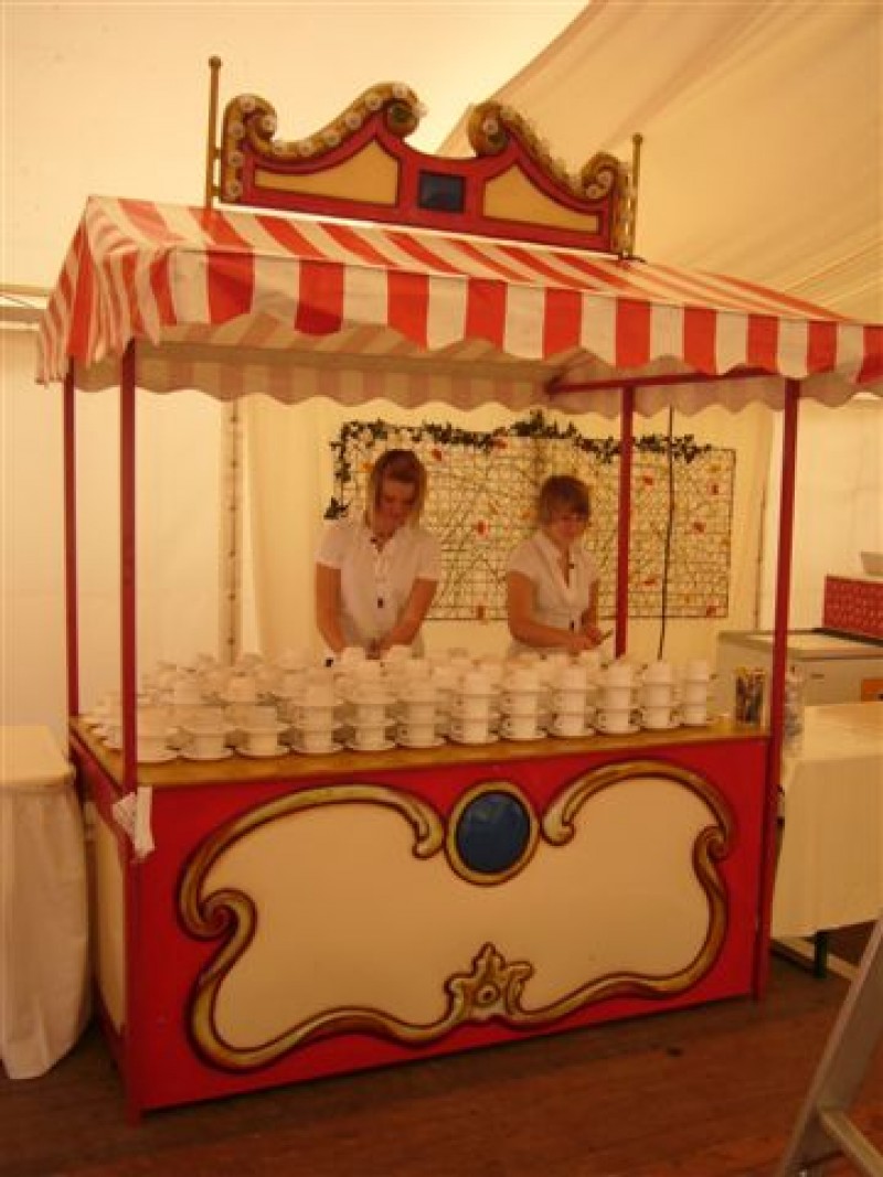 Glühweinstand / Glühwein im Marktstand / Punsch / Kakao / Jahrmarkt / Weihnachtsmarkt 