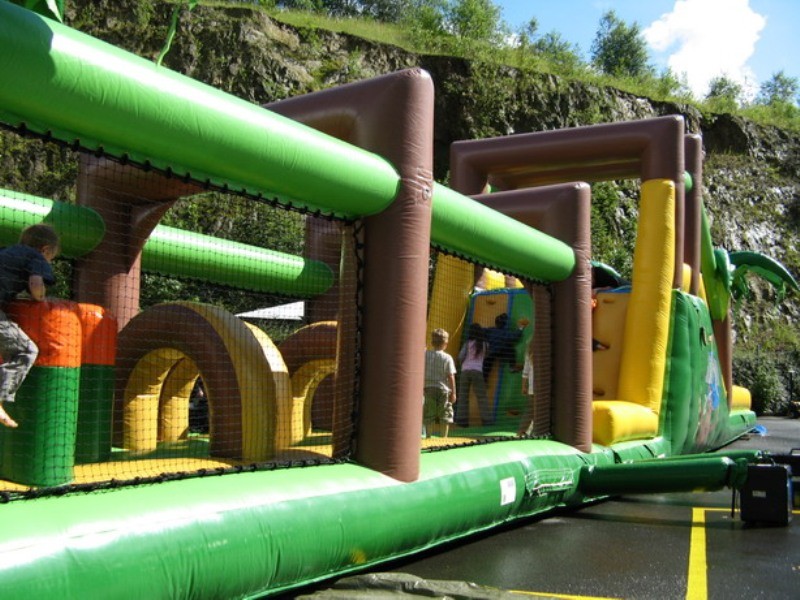 Hindernisbahn Dschungel / Hindernis Parcour / Luftkissen / Hüpfburg / Kletterbahn  – 2